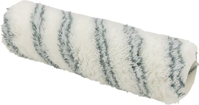 Hvid malerrulle med grå diagonale striber, lavet af blødt, absorberende materiale. Cylindrisk form med åbne ender, ideel til jævn påføring af maling på vægge og lofter.