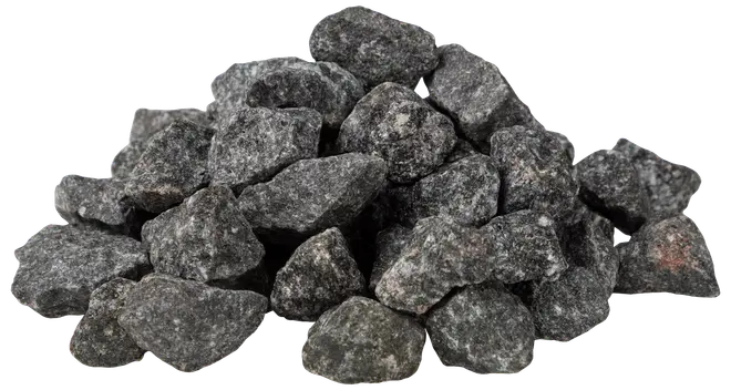 En bun af grove, ujævnt formede sorte granitsten, hver på størrelse med en golfbold, ofte brugt til haveanlæg, byggeri eller dekorativt jorddække.