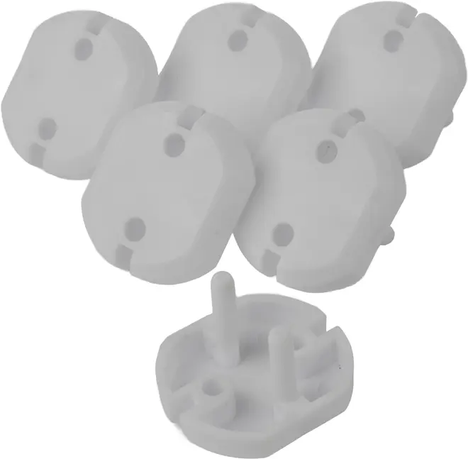 Sæt med fem hvide plastik stikkontaktbeskyttere, afrundet rektangulær form, to tapper på undersiden, designet til børnesikring af ubrugte stikkontakter.