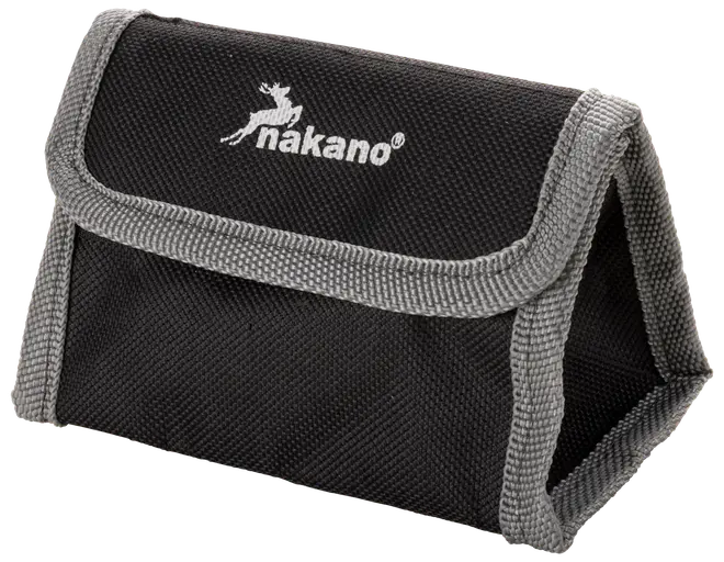 Sort stofpose med grå kant, rektangulær form, klaplukning og Nakano-logo foran. Holdbart materiale, velegnet til småting. Kompakt og nem at transportere.