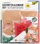 Adventskalenderset med bruna papperspåsar, röda pompoms, klistermärken och snöre för att skapa ren-tema påsar. Innehåller 216 delar för ett kreativt julprojekt.