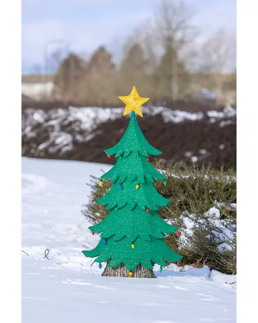 Grønt udendørs juletræ med gul stjerne og flerfarvede lys til havepynt.