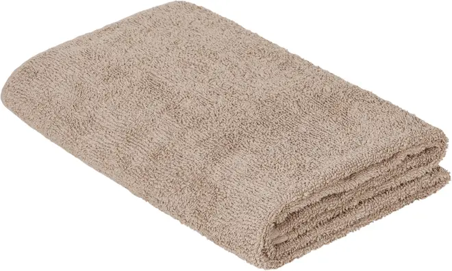 Sammenfoldet beige badehåndklæde i blødt, absorberende bomuldsterry. Har et enkelt design uden mønstre eller pynt, velegnet til daglig brug i badeværelset.