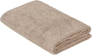 Vikt beige badhandduk av mjuk, absorberande bomullsfrotté. Enkel design utan mönster eller dekorationer, passar för dagligt bruk i badrummet.