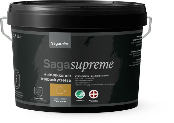 Sort 2,5-liters plastikspand med hank, mærket "Sagasupreme" heldækkende træbeskyttelse til udendørs træværk, premium kvalitet, produceret i Danmark.