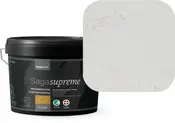 2,5 liters spand Saga Supreme heldækkende træbeskyttelse i lys grå. Sort beholder med hank, produktmærkater og farveprøve med mat finish vises.