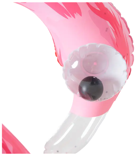 Nærbillede af en oppustelig pink flamingo-badedyr med buet hals, stort tegneserieøje og fjerdetaljer. Lavet af blankt plastmateriale til brug i vand.