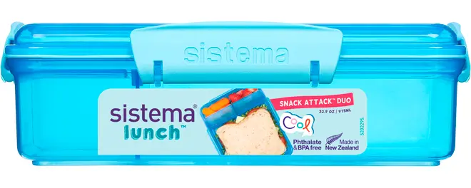 Rektangulær blå plastik madkasse med sikker kliklåg, Sistema-logo og et mærkat med sandwich og snacks. BPA- og phthalatfri, 975 ml kapacitet, lavet i New Zealand.