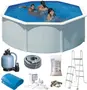 Ottekantet fritstående pool med hvid ramme, blå liner, sandfilterpumpe, stige, slange, poolovertræk, skimmer, fittings og filtersand til komplet installation.