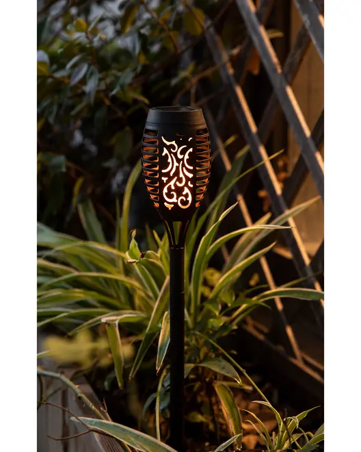 Udendørs solcellelampe med sort spyd, dekorativ flammeeffekt og udskåret mønster. Perfekt til belysning af have eller sti.