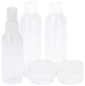 Set med genomskinliga reseflaskor: en sprayflaska, två skruvkapsylflaskor och två små runda burkar, alla med vita lock, för toalettartiklar eller kosmetika.