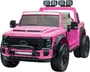 Lyserød elbil til børn, formet som en pickup truck med sorte detaljer, store dæk, LED-lys på tag og kofanger, sidespejle og realistisk interiør. Minder om en Ford Super Duty.