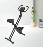 Sammenklappelig opretstående motionscykel med justerbart sæde, digitalt display og robuste pedaler. Kompakt design til hjemmet, sort stel med grønne detaljer og polstret sadel.