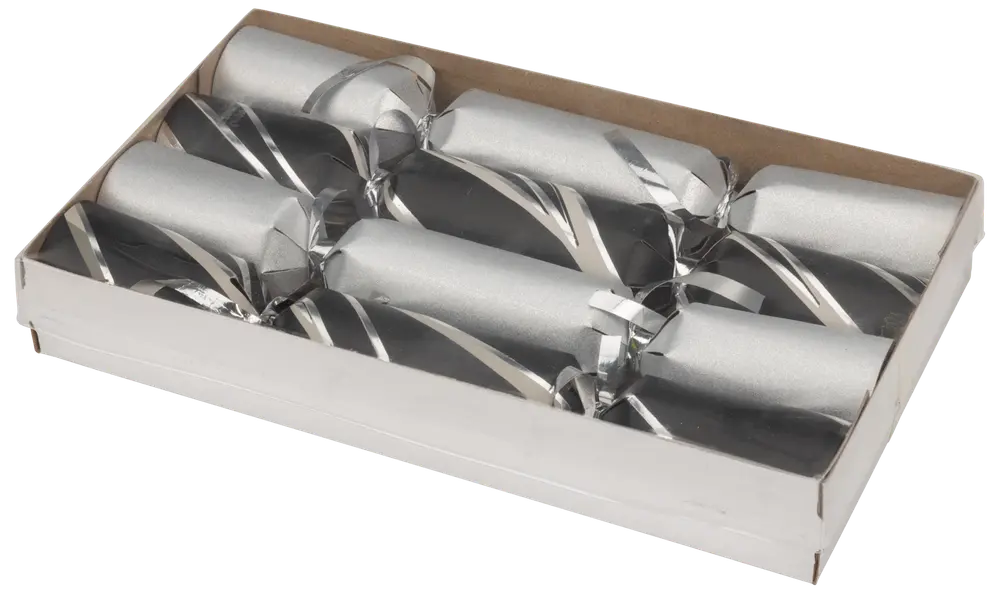 Ask med sex silverfärgade julsmällkarameller med blank metallisk yta och band, snyggt placerade i vit kartong, perfekt för festliga dukningar.