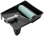 Malerrullesæt med sort plastbakke og lyseblå rulle. Rullen har ergonomisk gråt håndtag, ideel til jævn maling på vægge og lofter.