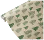 Rulle med beige presentpapper med grönt granmönster och små stjärnor, perfekt för julklappsinslagning.