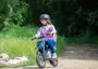 Elektrisk dirtbike til børn med grove dæk, affjedring for og bag samt robust stel. Komfortabelt sæde, styrgreb og velegnet til offroad-kørsel.