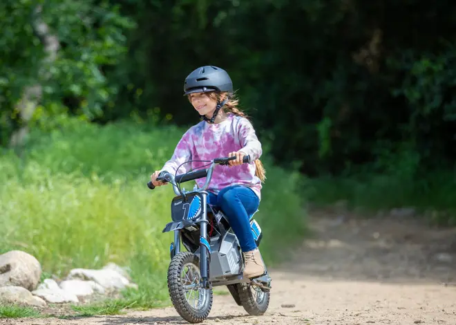 Elektrisk dirtbike til børn med grove dæk, affjedring for og bag samt robust stel. Komfortabelt sæde, styrgreb og velegnet til offroad-kørsel.