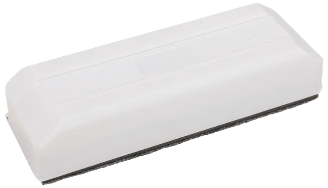 Rektangulær tavlesvamp med hvid plastikoverflade og sort filt i bunden, velegnet til at viske whiteboard-tus af tavler. Let og nem at håndtere.