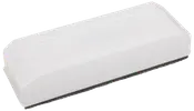 Rektangulær tavlesvamp med hvid plastikoverflade og sort filt i bunden, velegnet til at viske whiteboard-tus af tavler. Let og nem at håndtere.