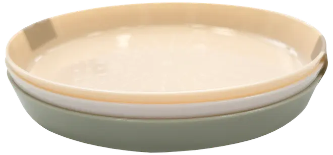 Sæt med tre runde keramiktallerkener i pastelfarver: beige, hvid og lysegrøn. Tallerkenerne har glat, blank overflade og let hævede kanter til alsidig servering.
