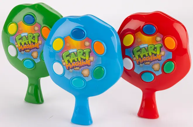 Plastiklegetøj kaldet Pocket Fart Machine, fås i grøn, blå og rød. Har flere farvede knapper og håndtag, designet til sjove lydeffekter.