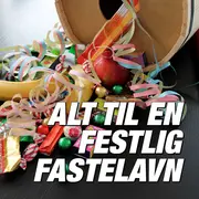 Udvalg af Fastelavn-festartikler med slik, frugt, farverige serpentiner og en trætønde, arrangeret på et bord til en festlig fejring.