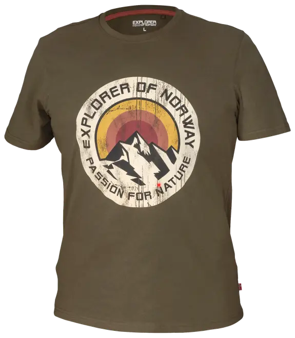 Olivgrön t-shirt med rund hals, vintageinspirerad grafik av berg och solnedgång. Text: 'Explorer of Norway, Passion for Nature.' Korta ärmar, avslappnad passform.