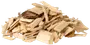 En bun naturlige træflis, lysebrune, ujævnt formede, velegnede til rygning, grillning eller som dække i haven. Stykkerne varierer i størrelse og struktur.