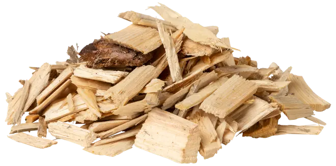 En bun naturlige træflis, lysebrune, ujævnt formede, velegnede til rygning, grillning eller som dække i haven. Stykkerne varierer i størrelse og struktur.