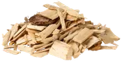 En bun naturlige træflis, lysebrune, ujævnt formede, velegnede til rygning, grillning eller som dække i haven. Stykkerne varierer i størrelse og struktur.