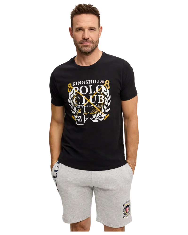 Herrarnas avslappnade outfit med svart T-shirt med “Kingshill Polo Club”-tryck och ljusgrå shorts med logomärke, båda i mjukt, bekvämt tyg för fritidsbruk.