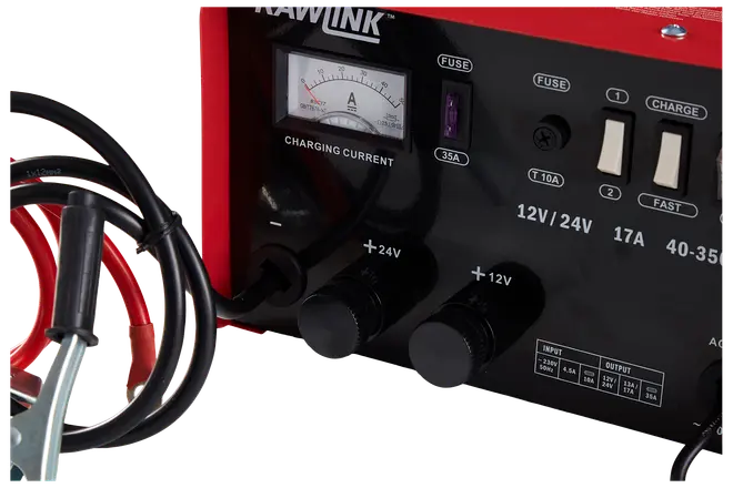 Batterioplader med analog ampermeter, sikring, spændingsvælger til 12V/24V, opladningstilstandskontakter og tilsluttede kabler med klemmer. Sort og rød metalkasse, markerede kontroller.
