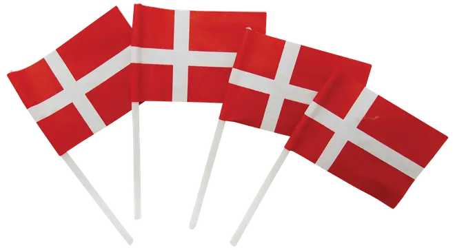 Sæt med fire små Dannebrog-flag på hvide pinde, rød baggrund med hvidt kors, ideelle til fester, fejringer eller nationale begivenheder.