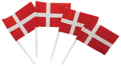 Sæt med fire små Dannebrog-flag på hvide pinde, rød baggrund med hvidt kors, ideelle til fester, fejringer eller nationale begivenheder.