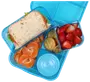 Blå madkasse med rum, indeholder sandwich, mandarinstykker, runde kiks og skivede jordbær. Robust plastdesign, perfekt til organiserede og friske måltider på farten.