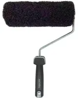 Sort malerrulle med struktureret skumoverflade, ergonomisk sort plastikhåndtag og metalramme. Velegnet til jævn påføring af maling på vægge og store flader.