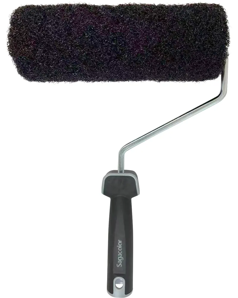 Sort malerrulle med struktureret skumoverflade, ergonomisk sort plastikhåndtag og metalramme. Velegnet til jævn påføring af maling på vægge og store flader.