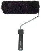 Svart målarroller med texturerad skumgummiyta, ergonomiskt svart plasthandtag och metallram. Passar för jämn målning av väggar och stora ytor.