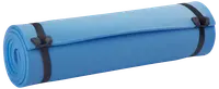 Blåt skum campingunderlag rullet sammen, fastgjort med to sorte stropper og plastspænder. Let og bærbar, ideel til udendørs aktiviteter som vandring, camping eller yoga.