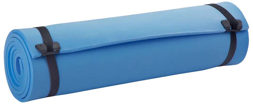 Blåt skum campingunderlag rullet sammen, fastgjort med to sorte stropper og plastspænder. Let og bærbar, ideel til udendørs aktiviteter som vandring, camping eller yoga.