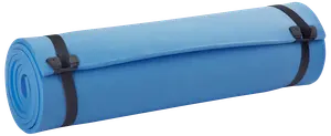Blåt skum campingunderlag rullet sammen, fastgjort med to sorte stropper og plastspænder. Let og bærbar, ideel til udendørs aktiviteter som vandring, camping eller yoga.