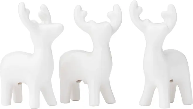 Sæt med tre hvide keramiske rensdyrfigurer med glat finish og stiliserede gevirer, perfekte til juledekoration eller bordudstilling. Hvert rensdyr står oprejst med fire ben.