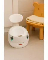 Vit plastpotta med leende tecknat ansikte, hög ryggstöd för stöd, lämplig för småbarn. Står bredvid en björnformad trästol med vikta handdukar.