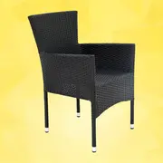 Sort flet rattan udendørs stol med armlæn og høj ryg. Fire slanke ben med hvide ender. Moderne, robust design egnet til terrasse eller have.