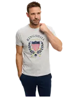 Herr t-shirt i ljusgrått med kort ärm, "Kingshill Polo Club" tryck, lagerkrans, sköld och korsade poloklubbor. Klassisk rund hals, normal passform.