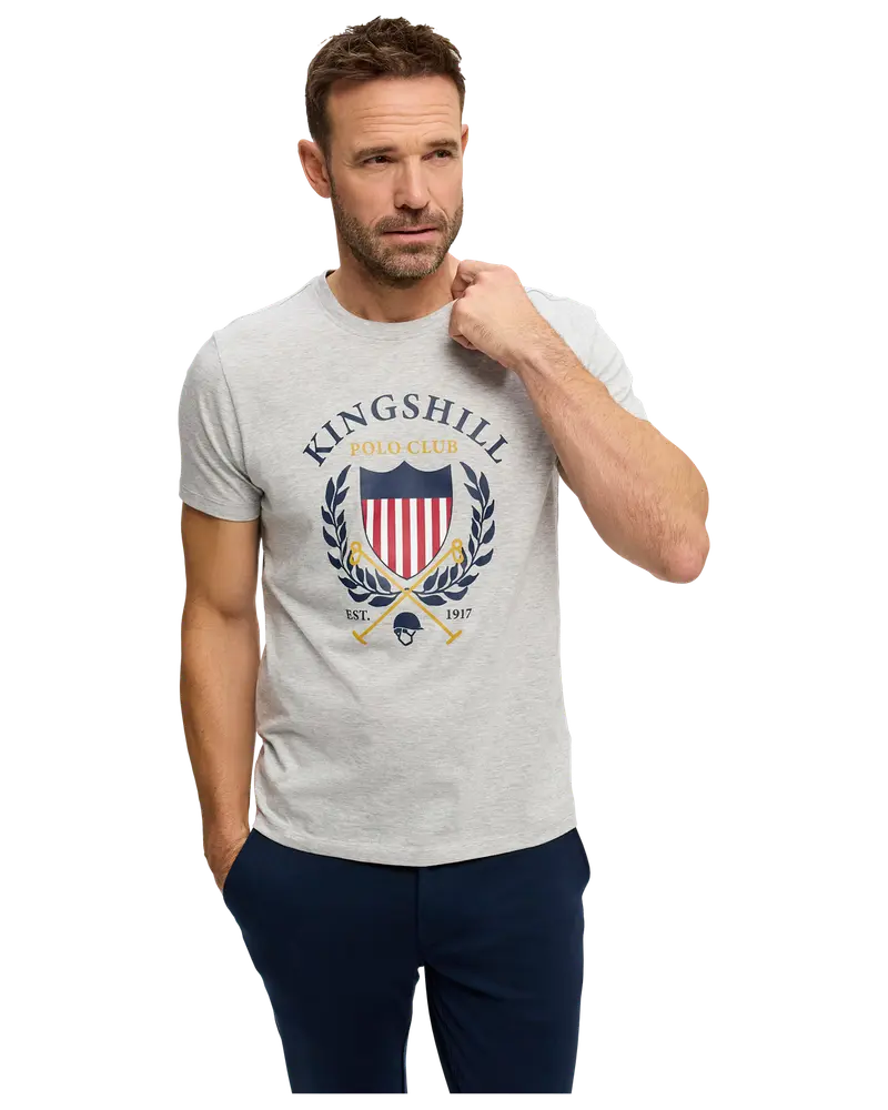 Herr t-shirt i ljusgrått med kort ärm, "Kingshill Polo Club" tryck, lagerkrans, sköld och korsade poloklubbor. Klassisk rund hals, normal passform.