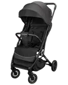 Sort barnevogn med justerbar kaleche, polstret sæde, sikkerhedssele, frontbøjle, fire hjul og opbevaringskurv under sædet. Let og sammenklappelig model til små børn.