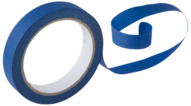 Rulle med blåt malertape, delvist udrullet. Mellem bredde, mat finish, egnet til afdækning ved maling. Kernen er hvid pap, tapen er fleksibel og let at rive over.