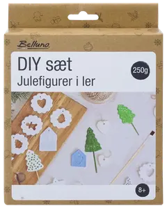 DIY-set med julfigurer i lera, 250g. Innehåller formar för träd, hjärtan, stjärnor och etiketter. Passar från 8 år. Perfekt för julpyssel.